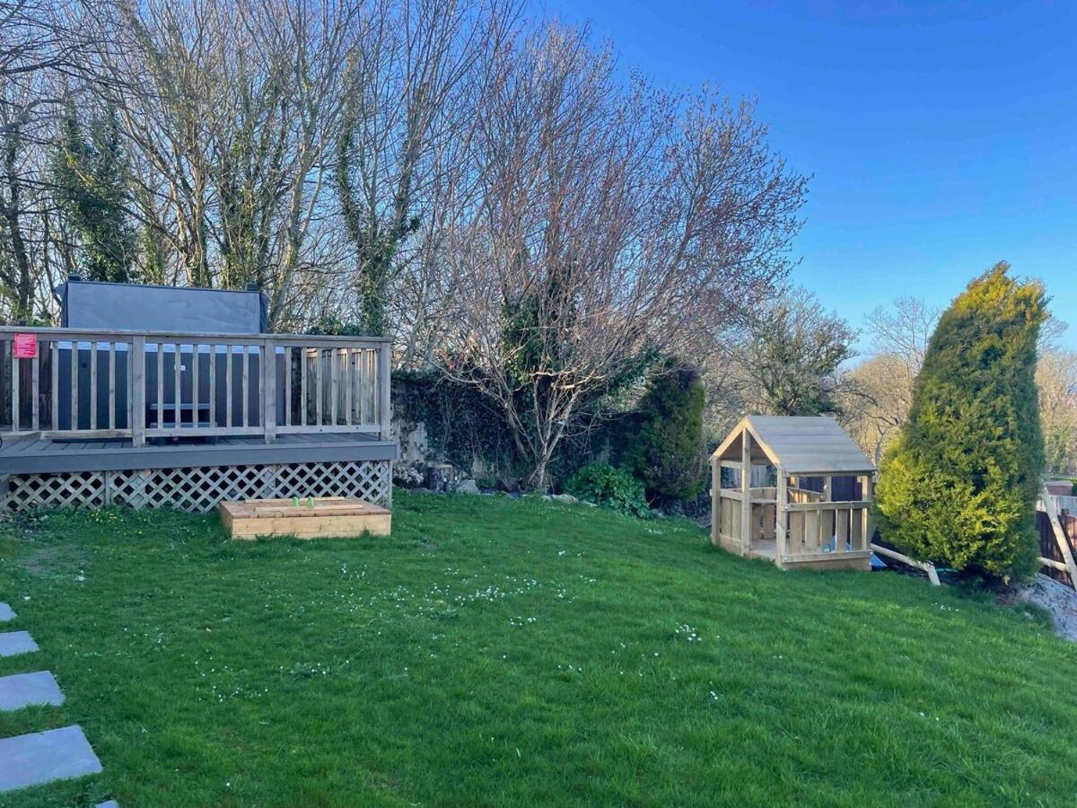 Family Holiday Home In Benllech With Hot Tub Exterior photo